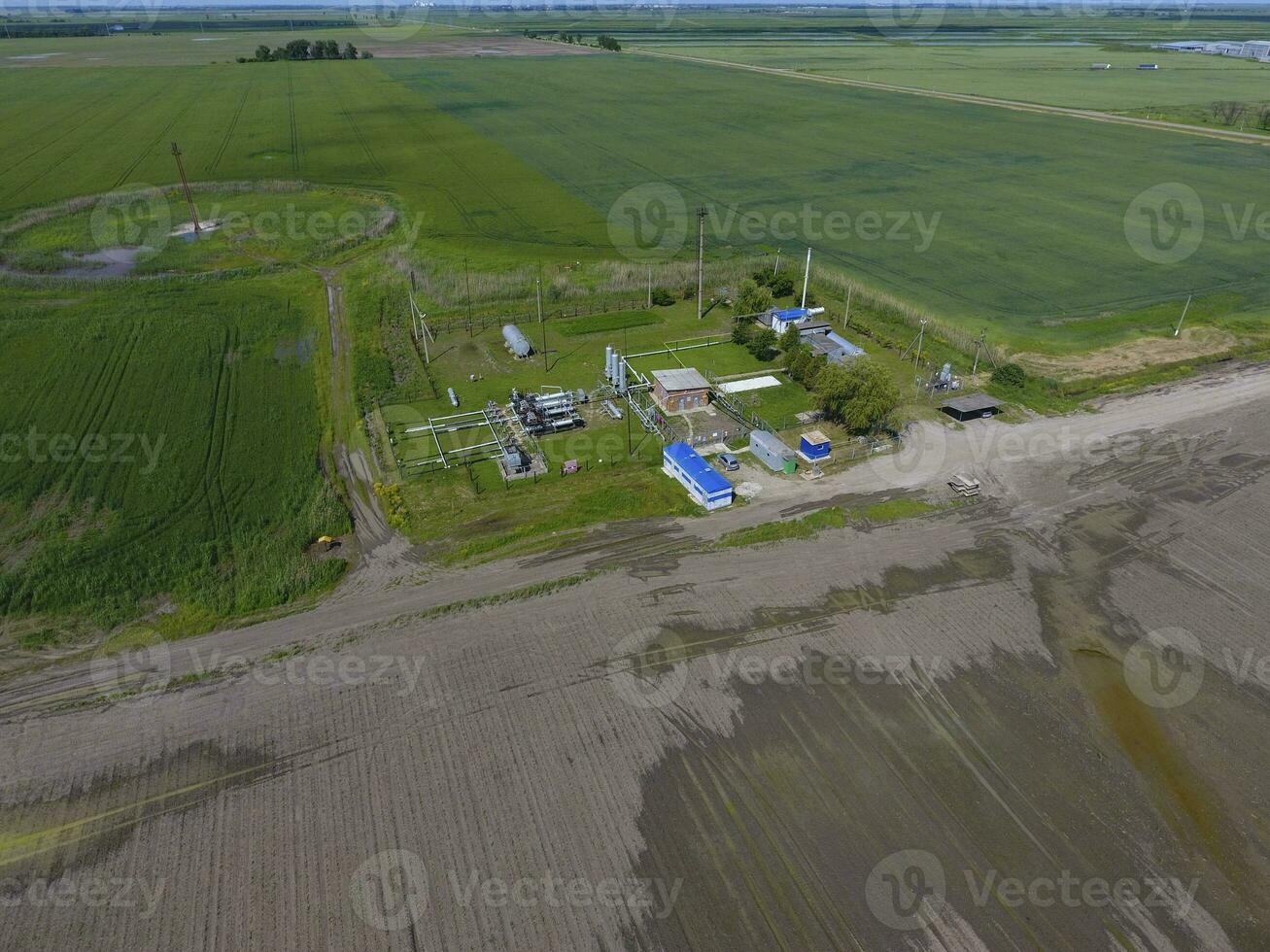 uitrusting voor de drogen gas- en condensaat verzameling. top visie. top visie van de uitrusting voor olie scheiding. uitrusting voor de drogen gas- en condensaat verzameling. olieveld apparatuur. foto