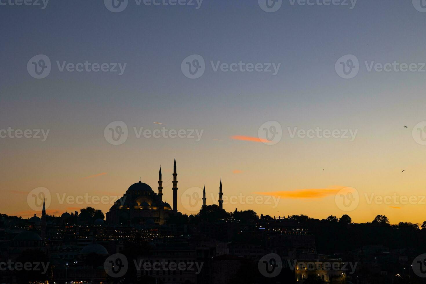 Istanbul silhouet. Islamitisch of Ramadan concept foto. suleymaniye moskee foto