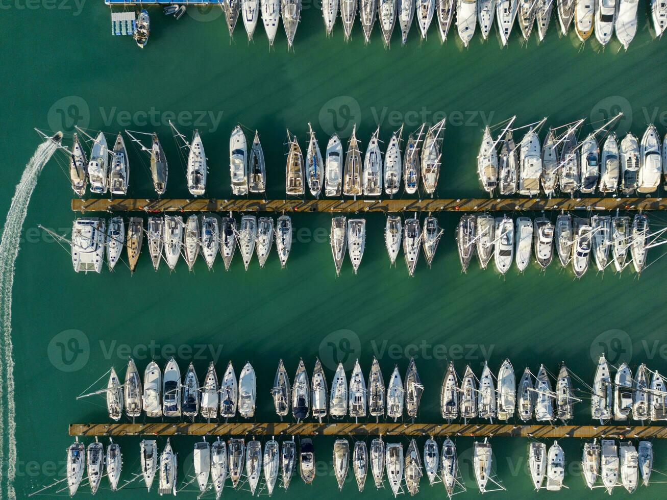 jachthaven top naar beneden antenne visie boot het zeilen uit foto