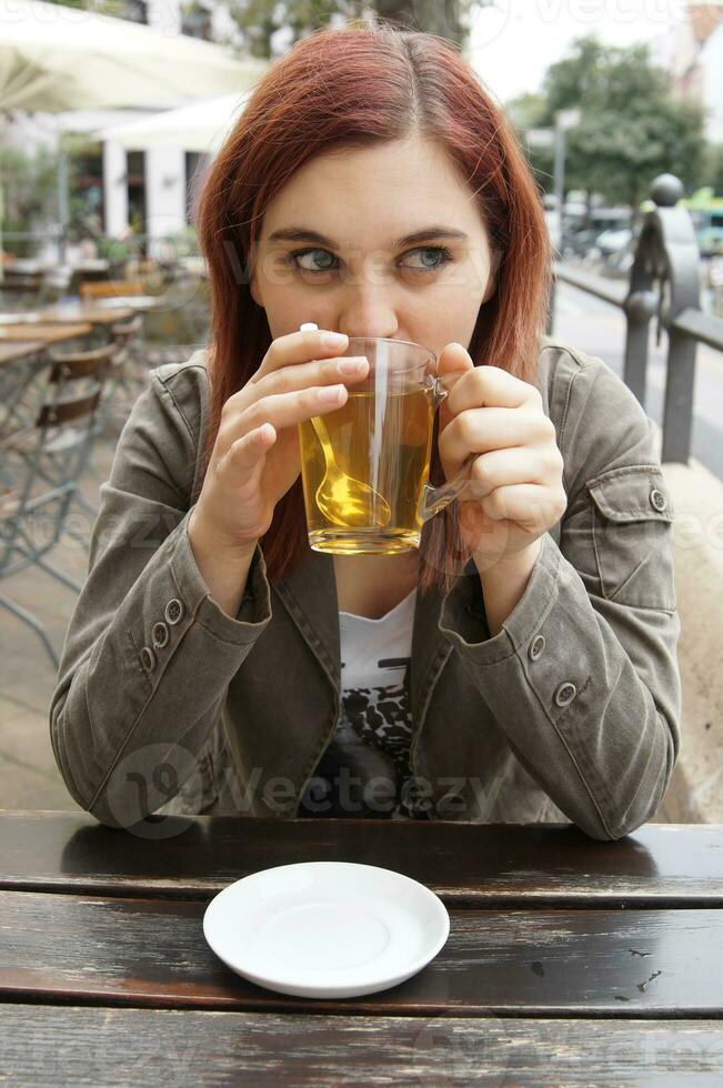 jonge vrouw het drinken van thee foto