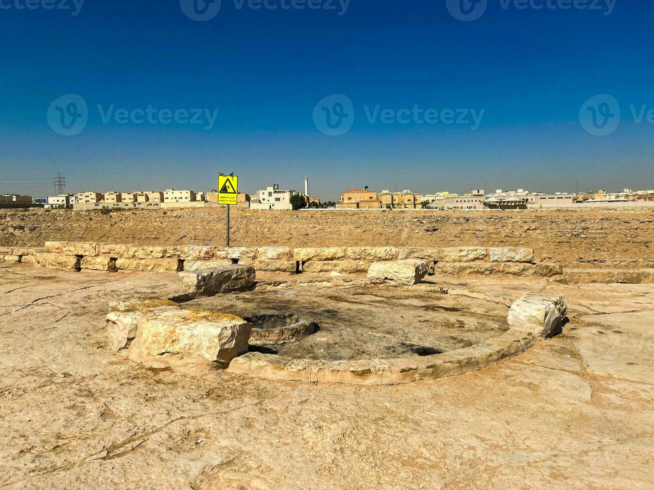 openbaar barbecue plaats in een wadi namar park Riyadh . de steen blok staat toe mensen naar rooster voedsel buitenshuis. brand plaats voor een bbq feest. foto