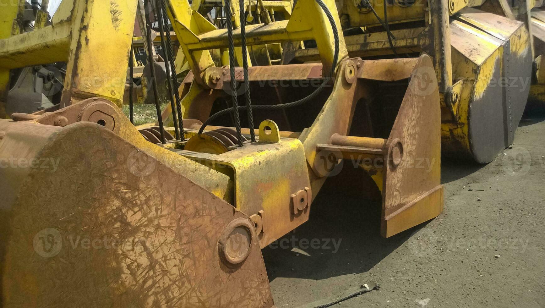 groot emmers voor haven laders. dreglayner, hydraulisch en kabel apparaten voor aangrijpend los materiaal foto