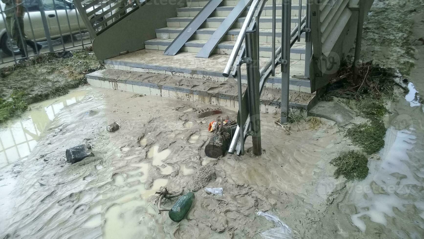 gevolgen van de sterkste stortbui in de stad van Novorossiejsk. herrie van de elementen. modder deposito's Aan de straten. foto