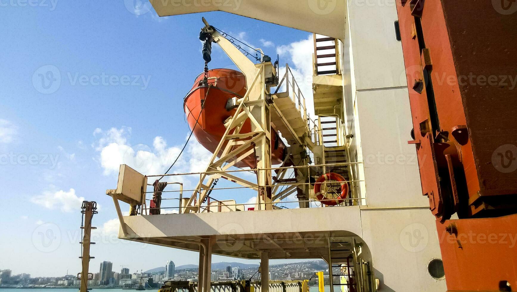 een reddingsboot in geval van een ongeluk in de haven of Aan een schip. de oranje boot foto