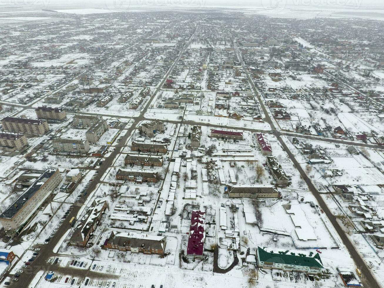 winter visie van de vogel oog visie van de dorp. de straten zijn gedekt met sneeuw foto