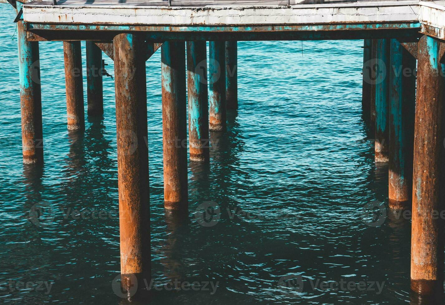 oud en roestig dek Bij de zee foto