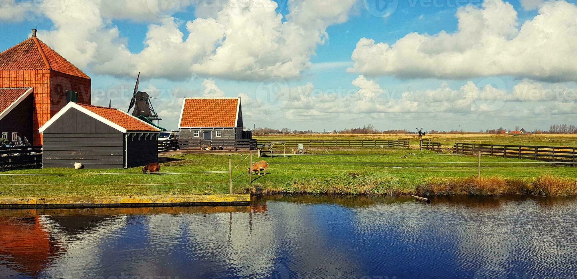 huizen Aan de rivier. reizen in Nederland foto