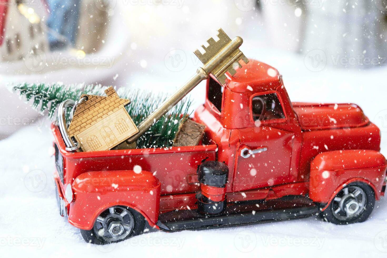 rood retro auto met een Kerstmis boom siert met de huis sleutel in de oppakken vrachtauto voor kerstmis. buying een huis, in beweging, hypotheek, lening, echt landgoed, feestelijk stemming, nieuw jaar foto