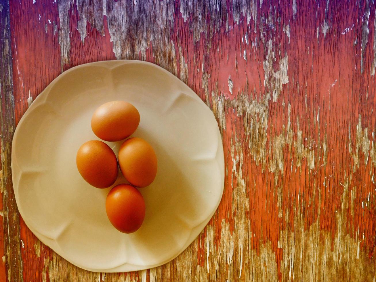 eieren op de houten achtergrond foto