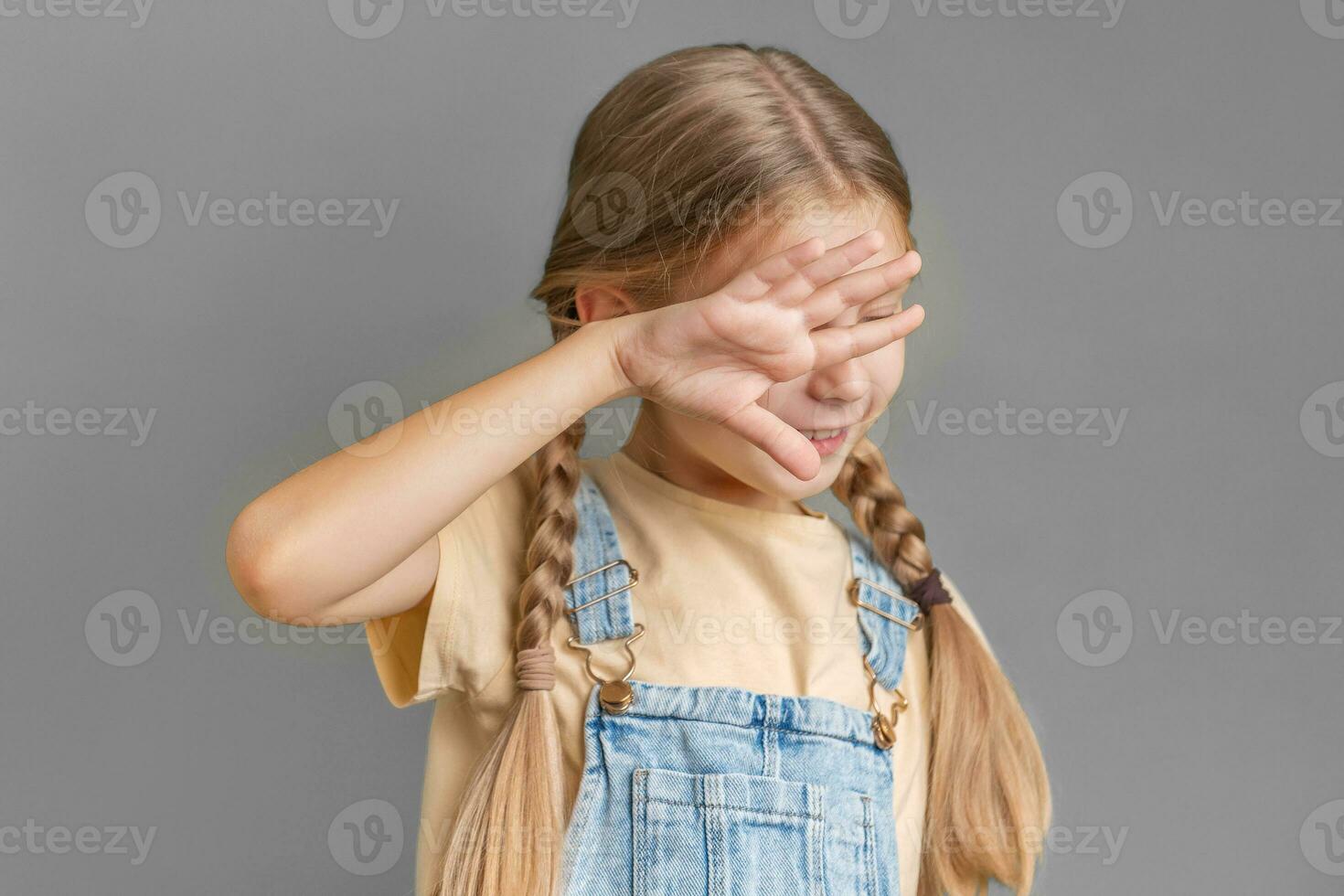 een weinig meisje shows een teken van protest met haar hand- foto