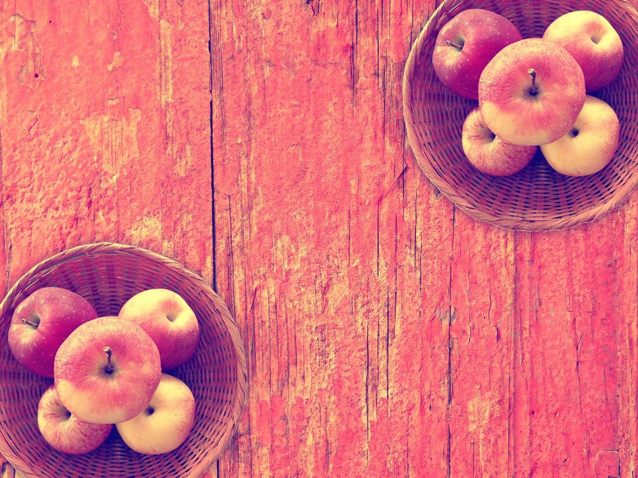 appels op de houten achtergrond foto
