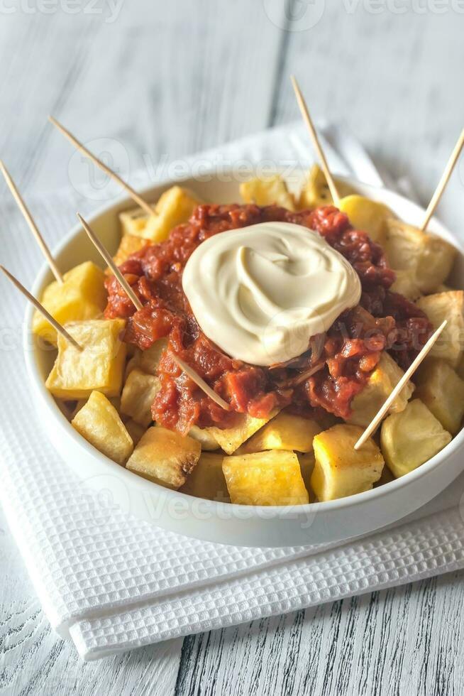 deel van patatas bravas met sauzen foto