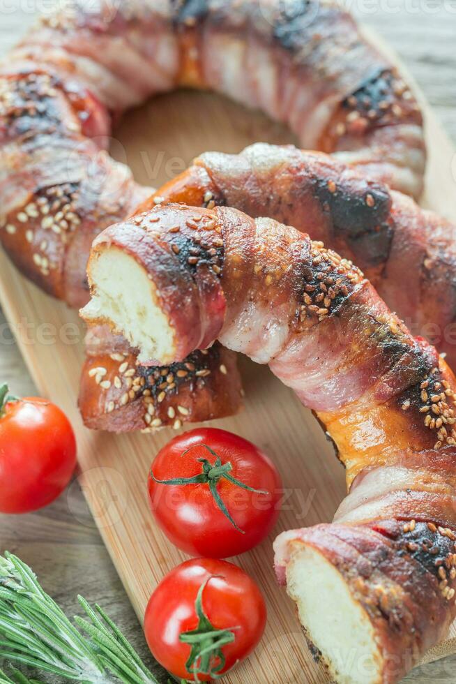 bagels met sesam verpakt in spek plakjes foto