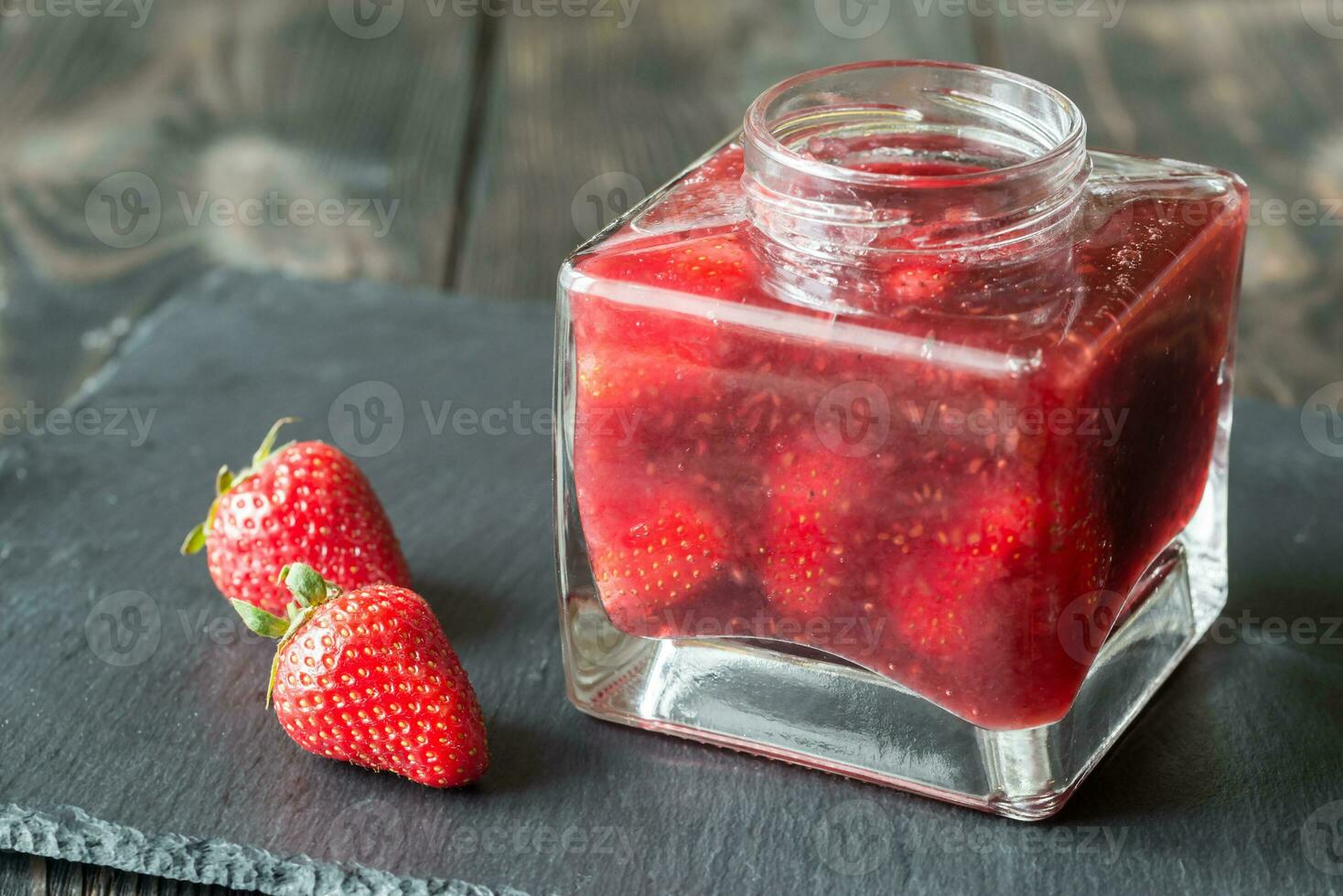 glas pot van aardbei jam foto