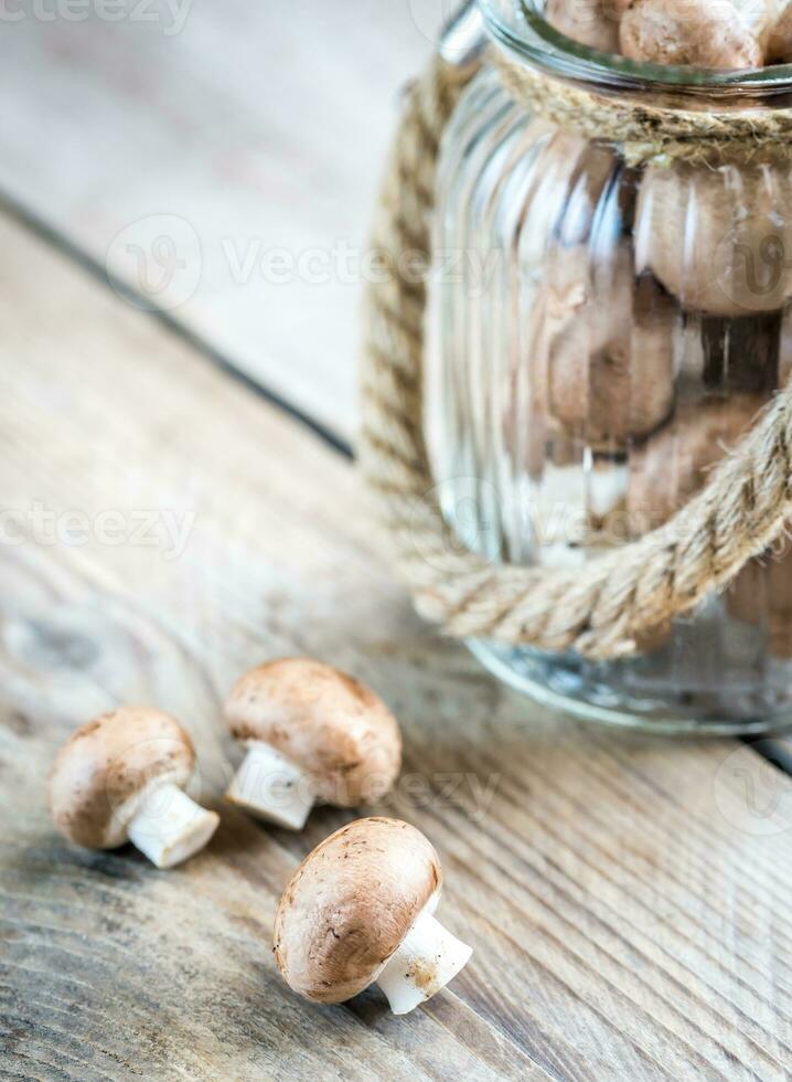 bruin champignon champignons Aan de houten achtergrond foto