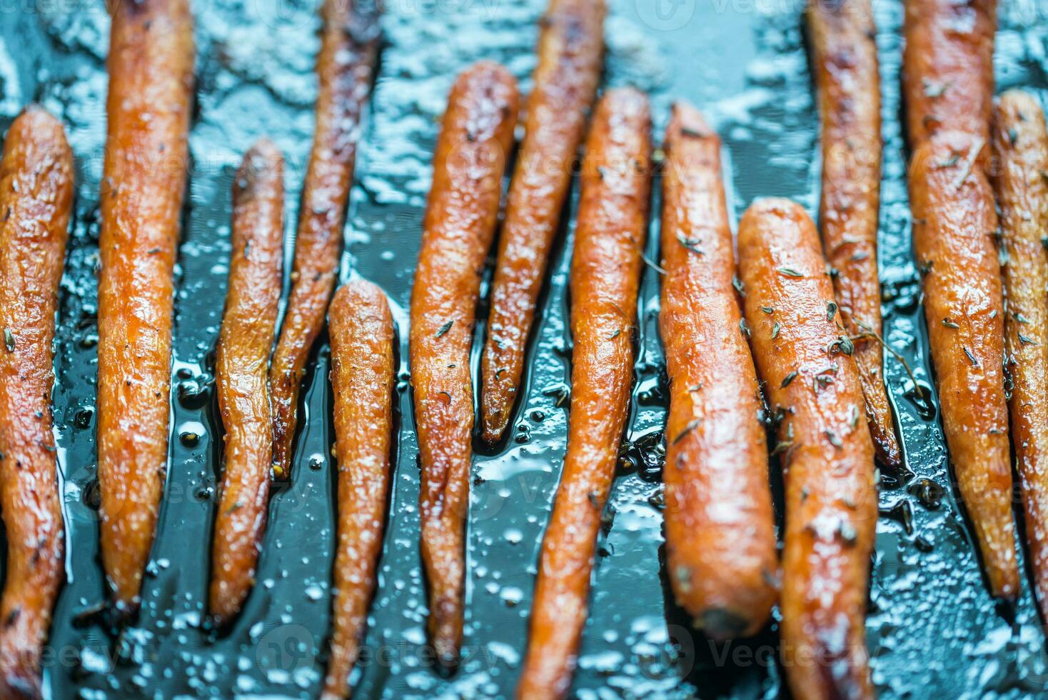 geglazuurd wortels Aan de bakken dienblad foto