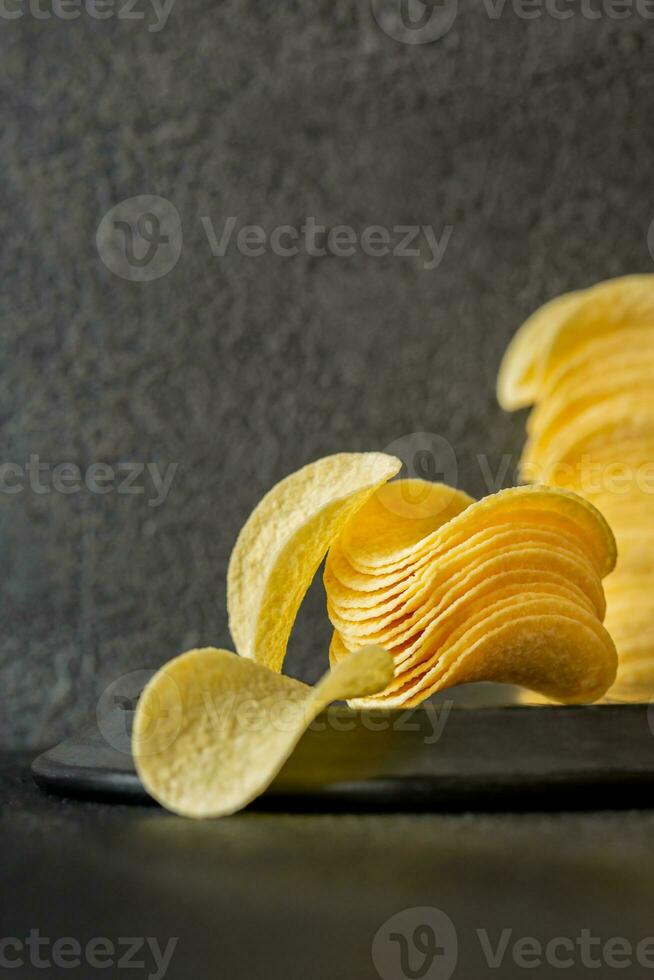 aardappel chips Aan de bord foto