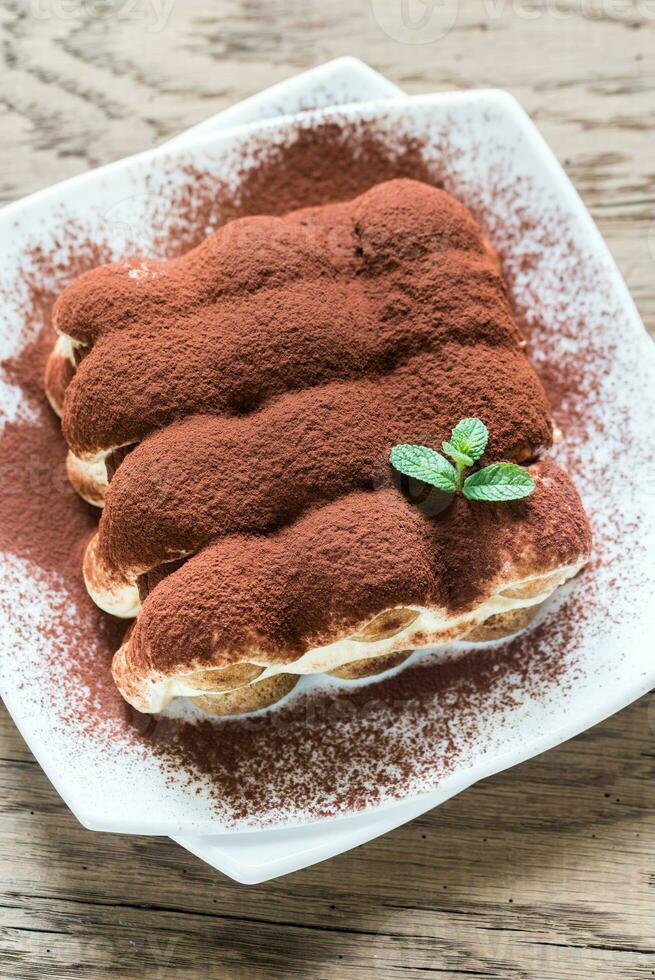 tiramisu Aan de bord Aan de houten achtergrond foto