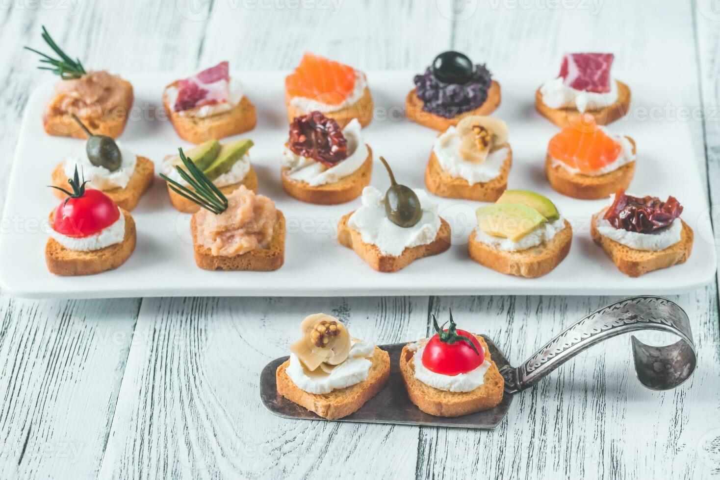 crostini met verschillend toppings foto