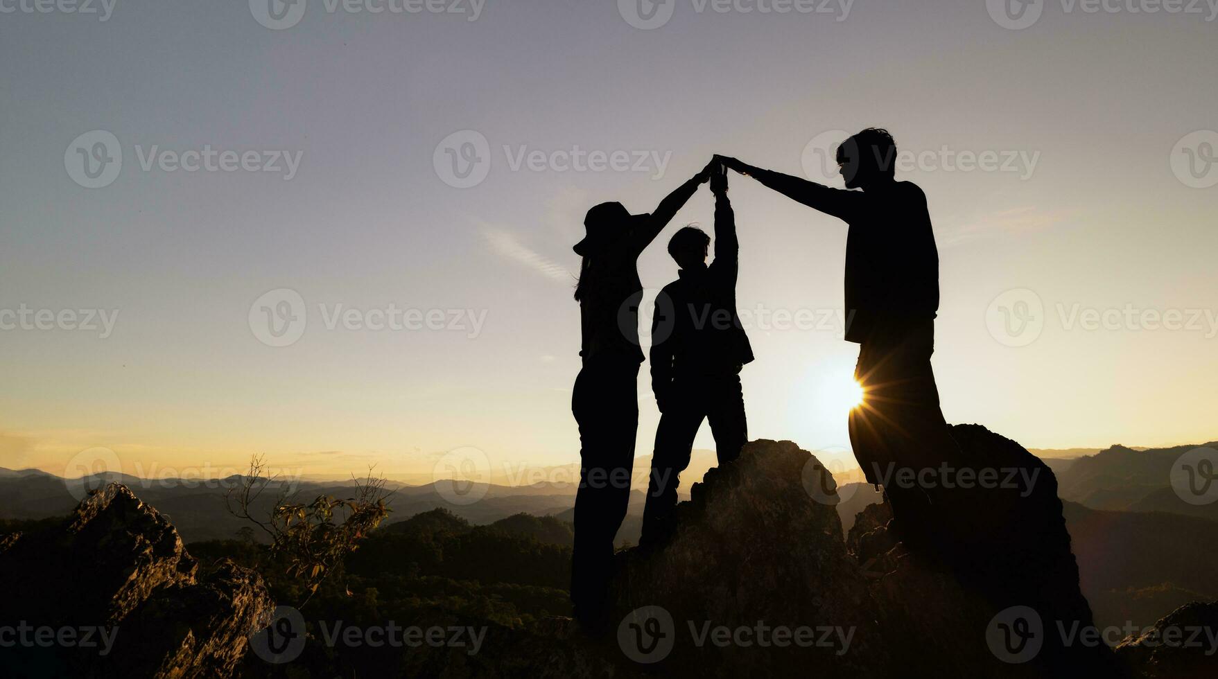 silhouet van samenspel van drie wandelaar helpen elk andere Aan top van berg beklimming team. samenspel vriendschap wandelen helpen elk andere vertrouwen bijstand silhouet in bergen, zonsopkomst. foto