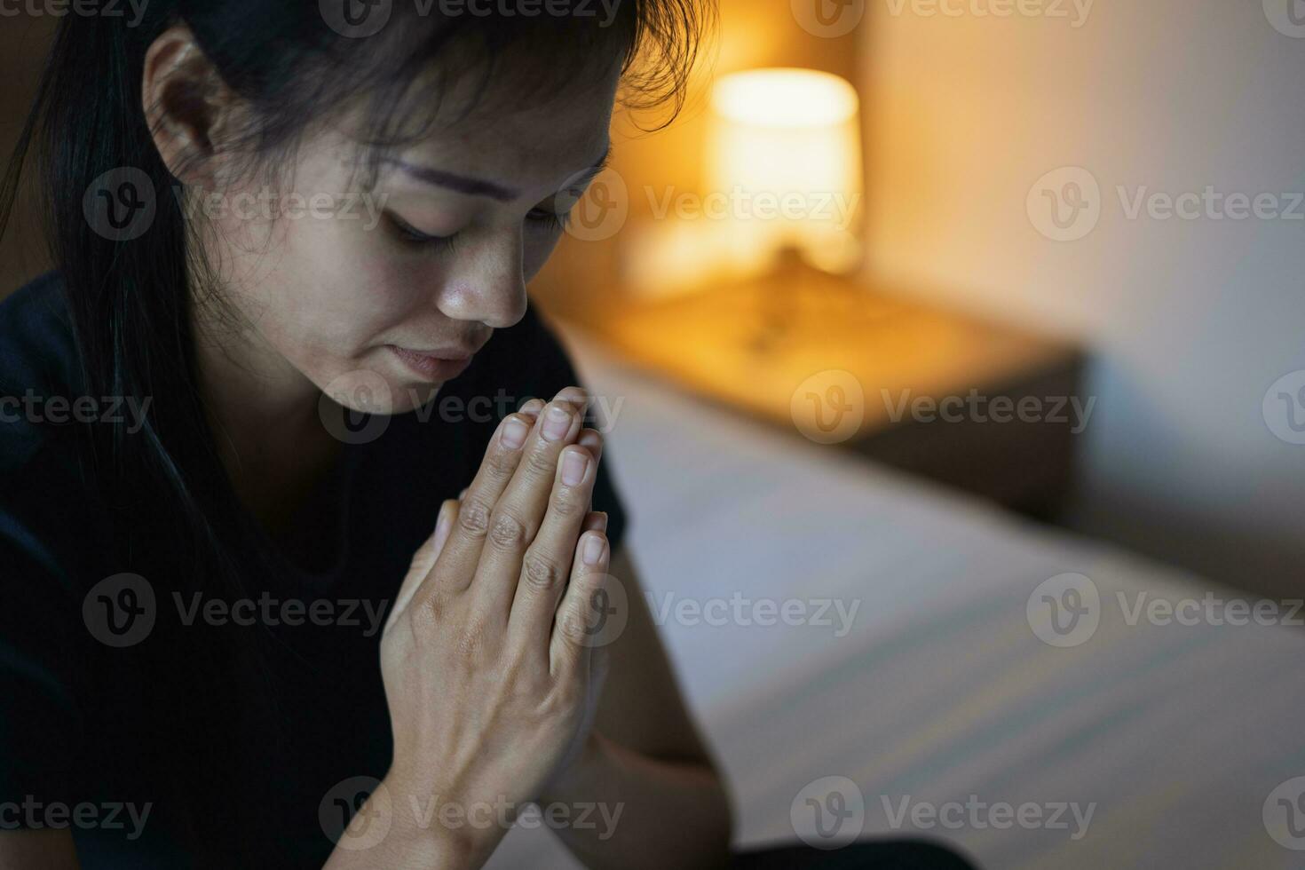 handen gevouwen in gebedsconcept voor geloof, religieuze jonge vrouw die 's ochtends tot god bidt, spiritualiteit en religie, religieuze concepten. foto