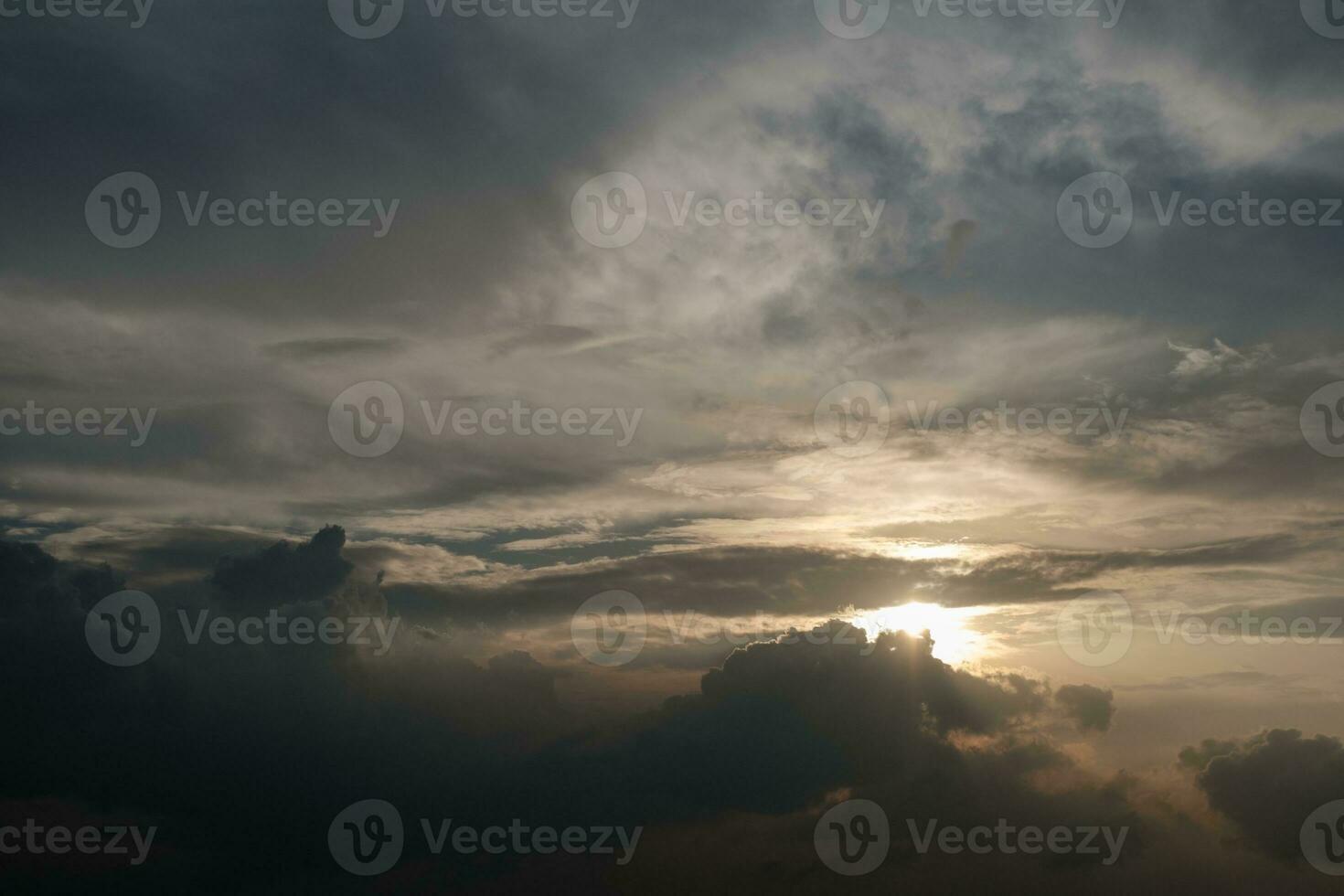 mooi zonsondergang met bewolkt luchten foto