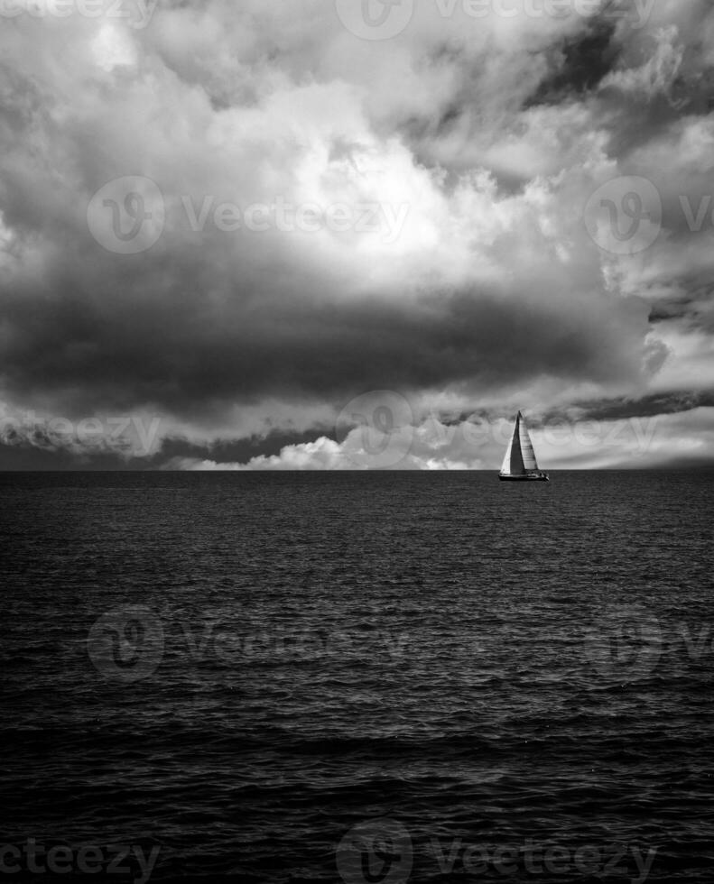 eenzaam boot Bij zee foto