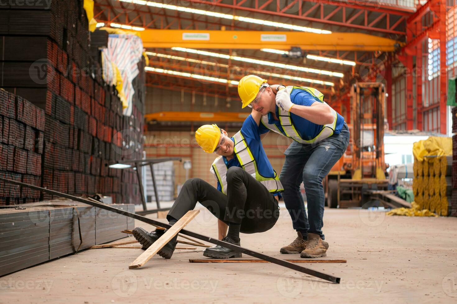 magazijn werknemer was gewond in een ongeluk waar ijzer viel Aan zijn been. verzoek helpen van collega's foto