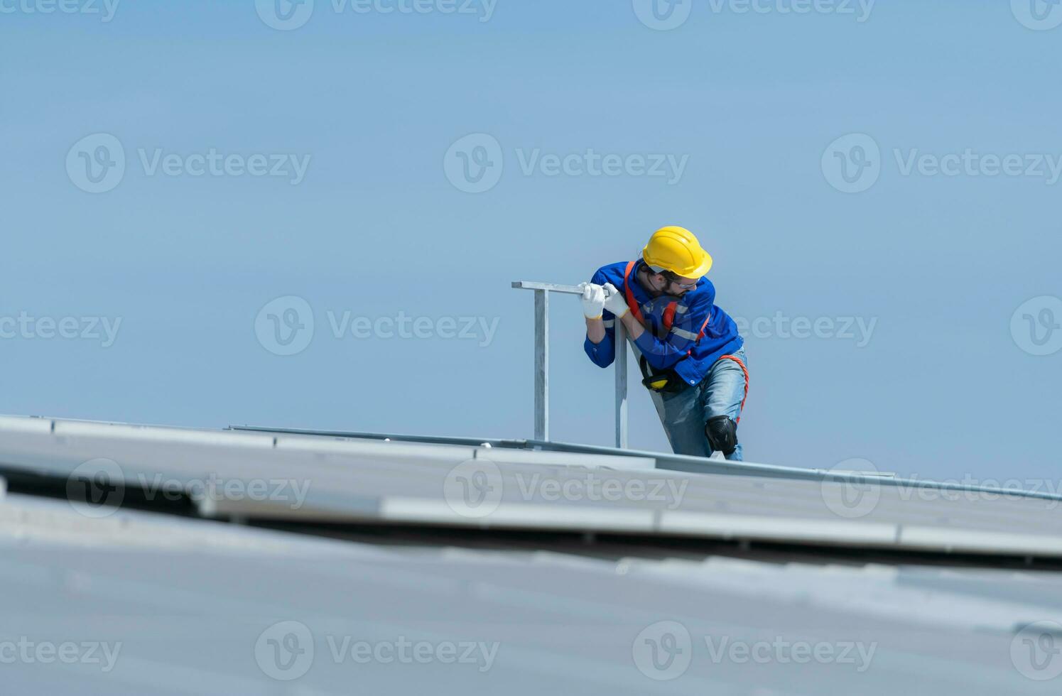 een nieuw technicus stagiair werken Aan zonne- panelen met een angst van hoogten foto