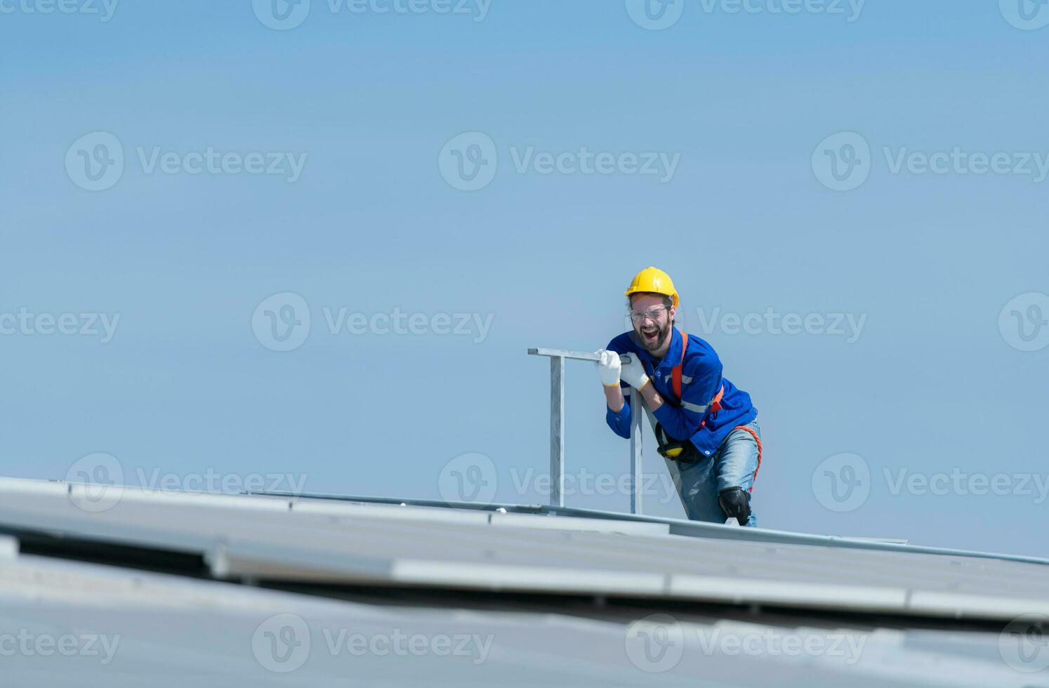 een nieuw technicus stagiair werken Aan zonne- panelen met een angst van hoogten foto