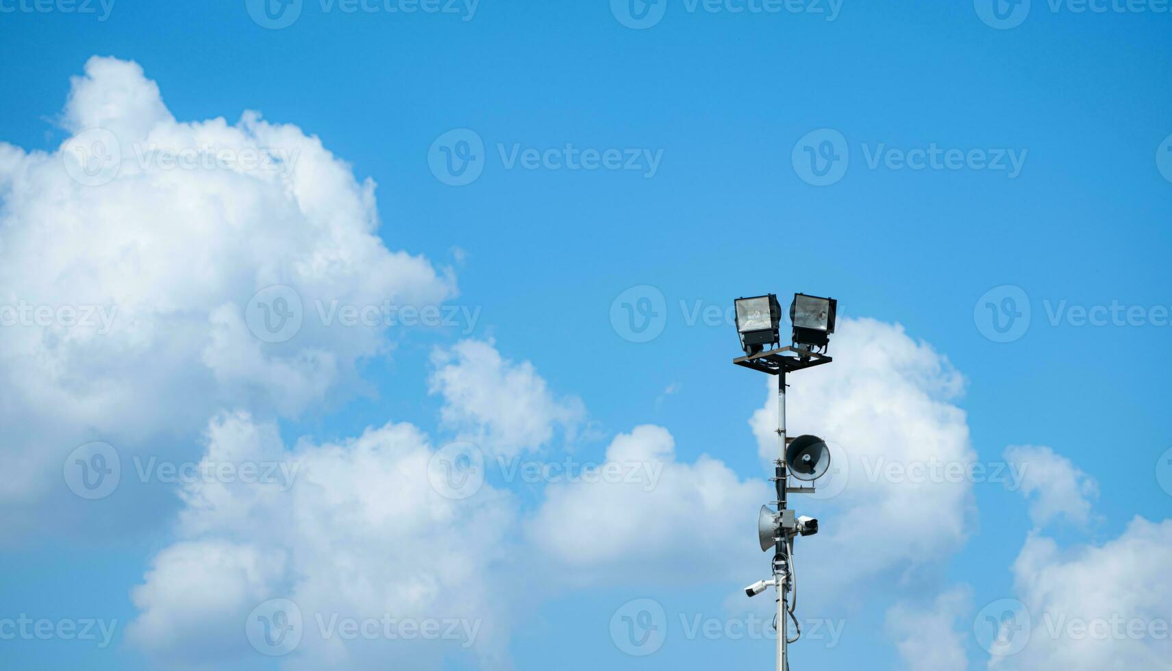 blauw lucht achtergrond met wit wolken en omroep luidsprekers met de spotlight foto