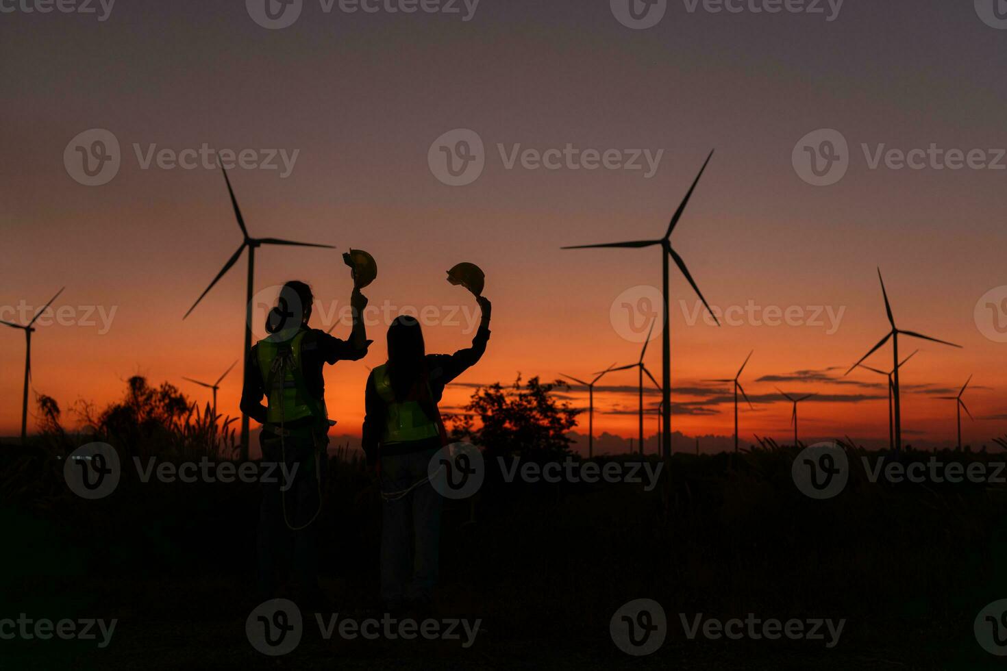 ingenieurs werken Aan wind turbines boerderij Bij zonsondergang, wind turbines zijn alternatief energie bron. foto