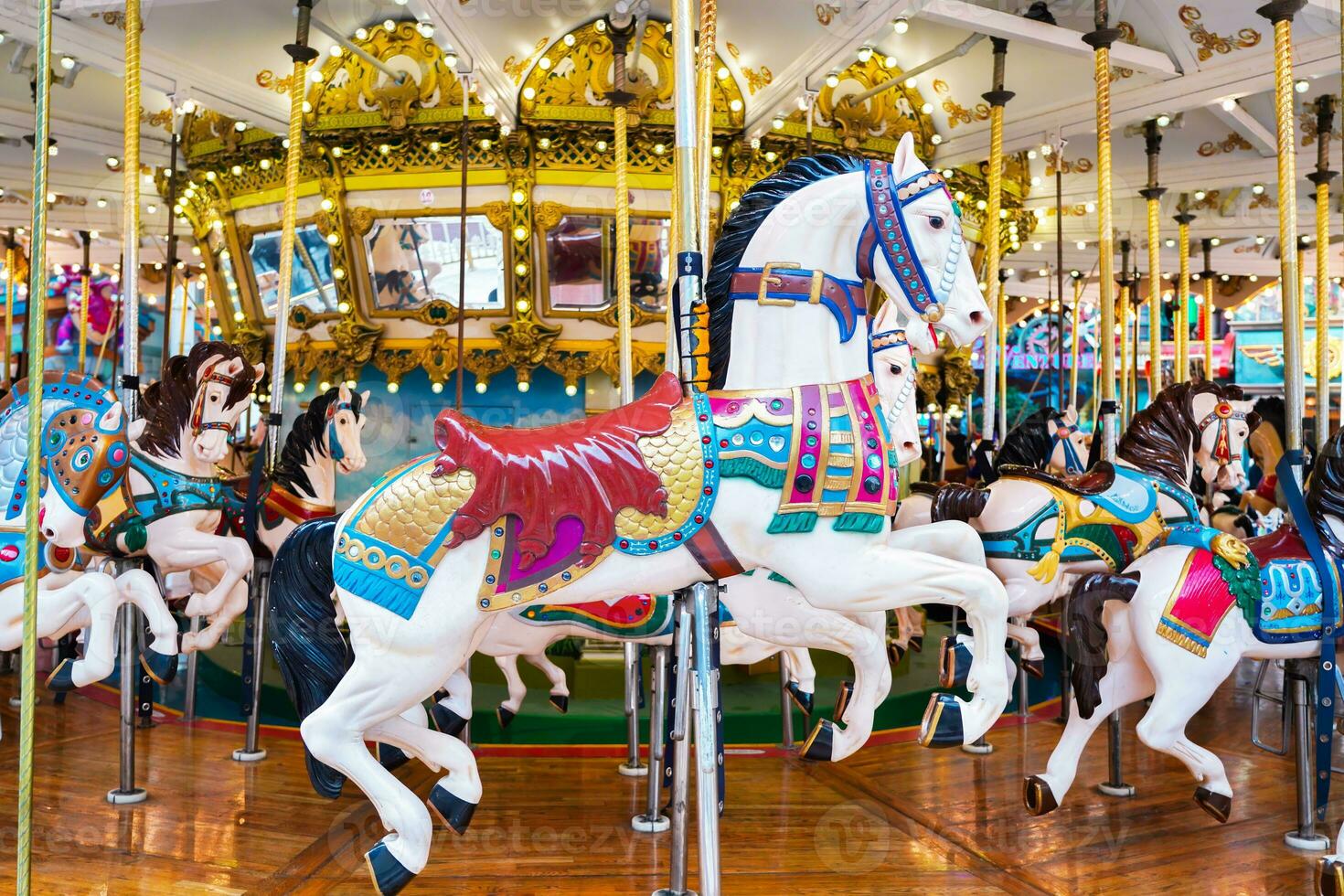 carrousel in amusement park. paarden Aan een traditioneel kermis wijnoogst carrousel. foto