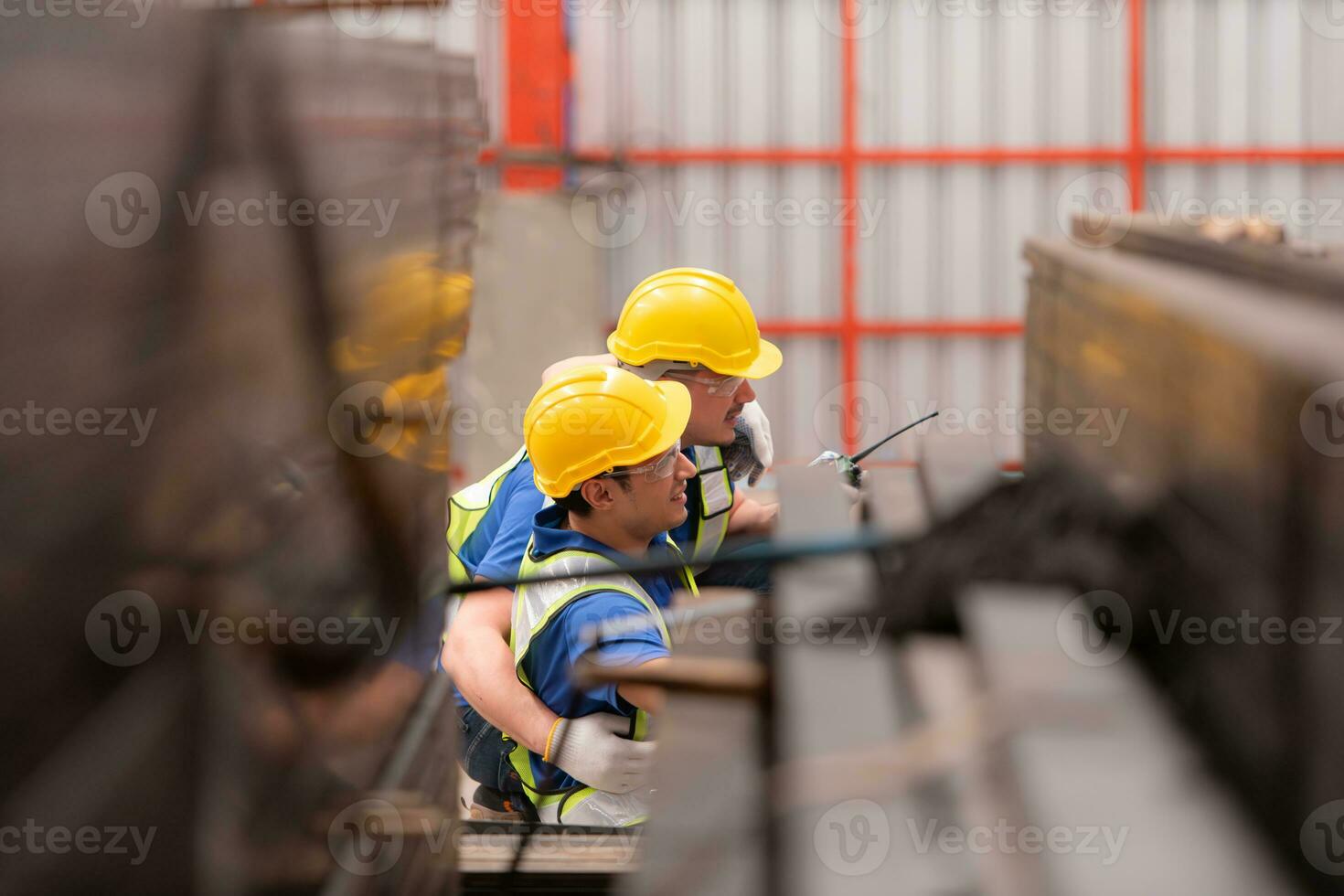 magazijn werknemer was gewond in een ongeluk waar ijzer viel Aan zijn been. verzoek helpen van collega's foto