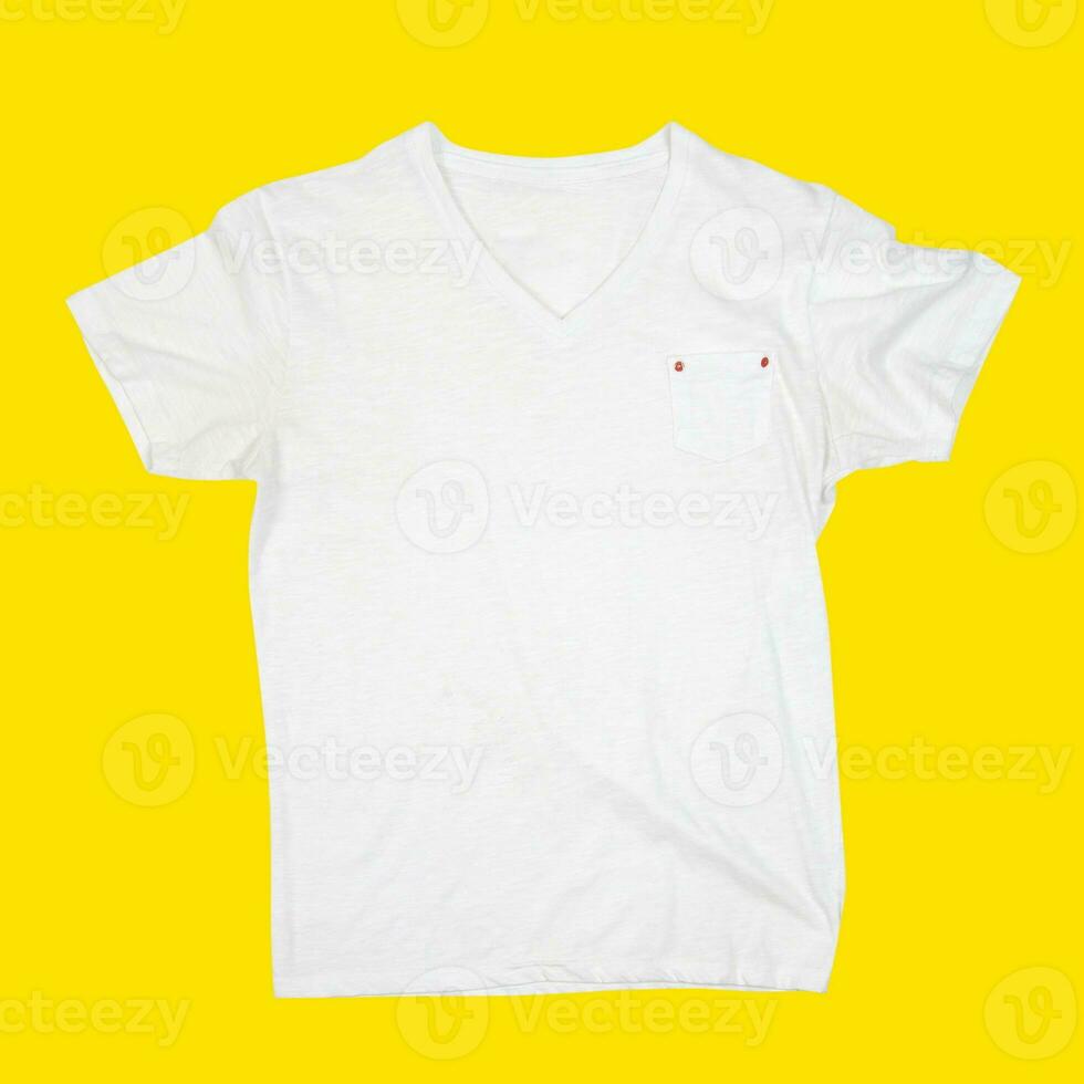 wit overhemd Aan geel achtergrond foto