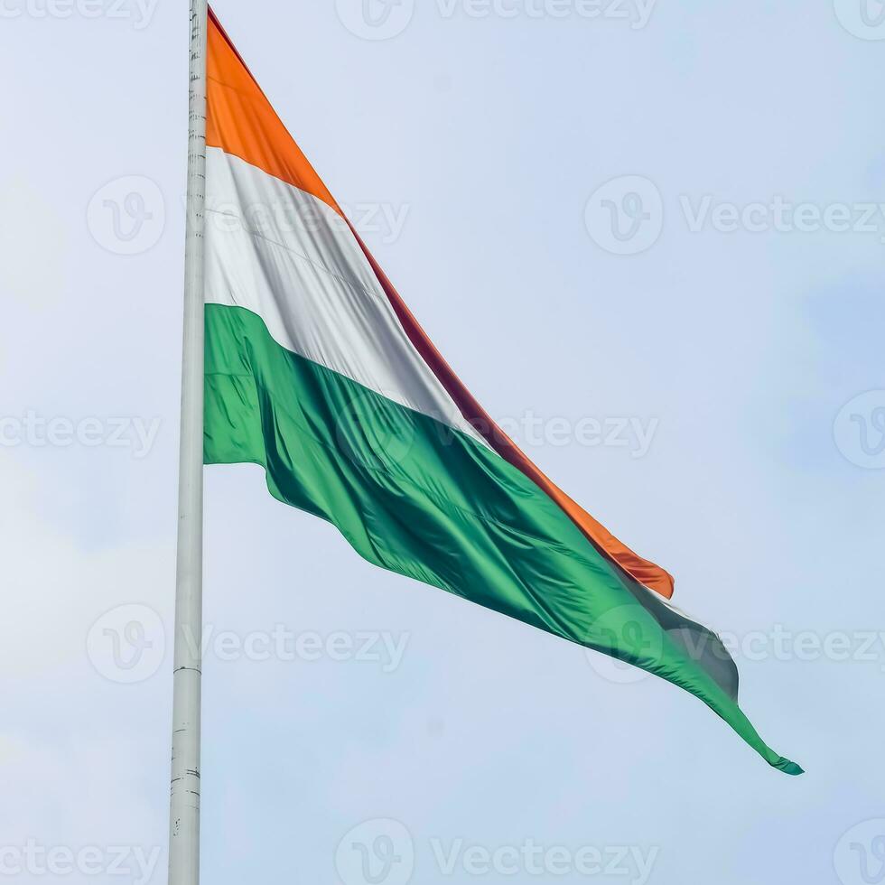 indiase vlag hoog op connaught plaats met trots in blauwe lucht, indiase vlag wapperen, indiase vlag op onafhankelijkheidsdag en republiek dag van india, tilt-up shot, wuivende indische vlag, har ghar tiranga foto