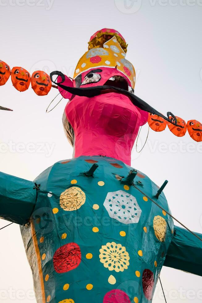 ravnanen wezen ontstoken gedurende dussera festival Bij ramleela grond in Delhi, Indië, groot standbeeld van ravana naar krijgen brand gedurende de eerlijk van dussera naar vieren de zege van waarheid door heer rama foto