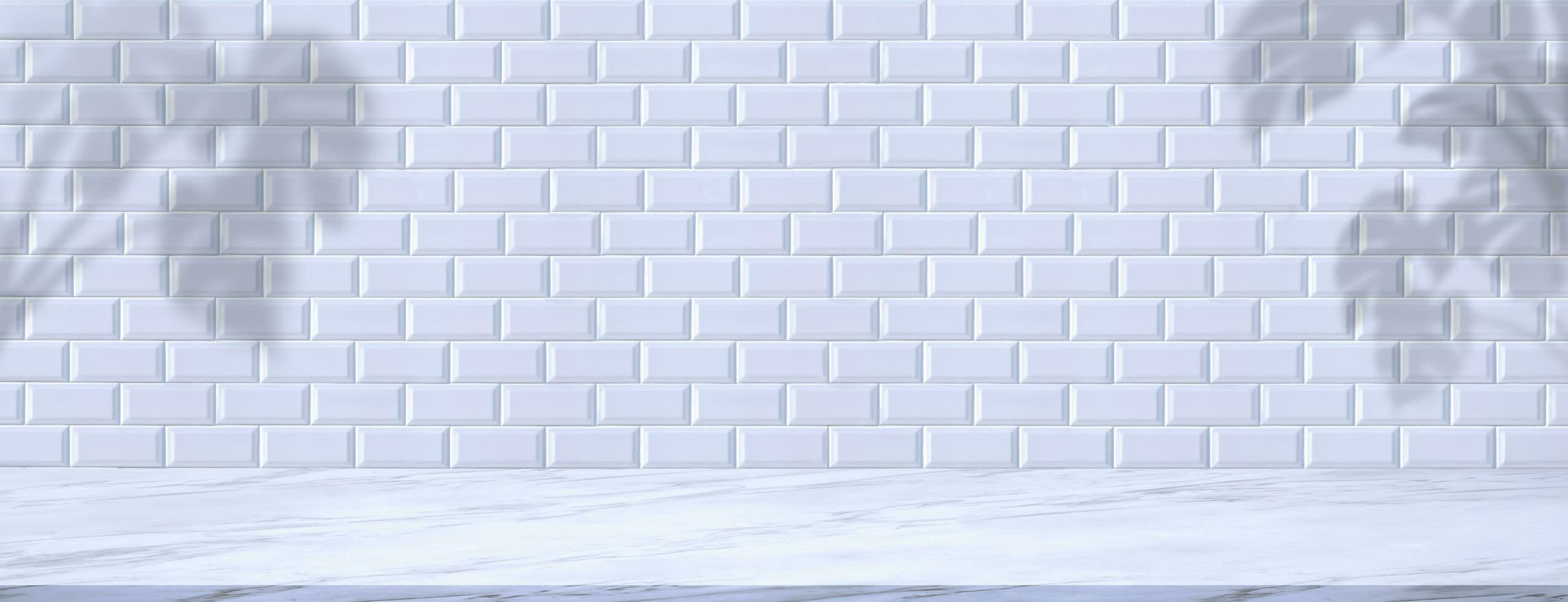 leeg wit marmeren teller met monstera fabriek schaduw Aan keramisch tegel muur in panoramisch visie, mockup banier achtergrond voor Product Scherm en tekst Cadeau Aan vrij ruimte backdrop foto