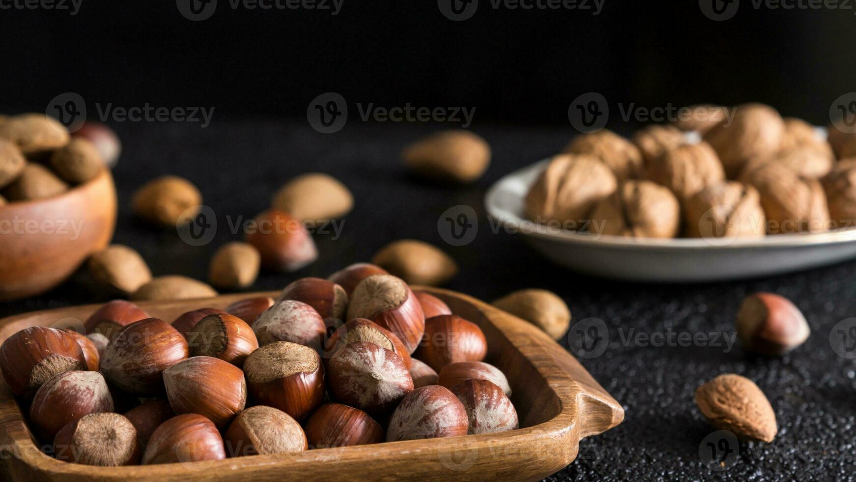 biologisch bruin hazelnoten. heerlijk gezond noten, concept voor ontwerp. fijnproever ingrediënten voor culinaire creaties, herfst oogst tussendoortje foto