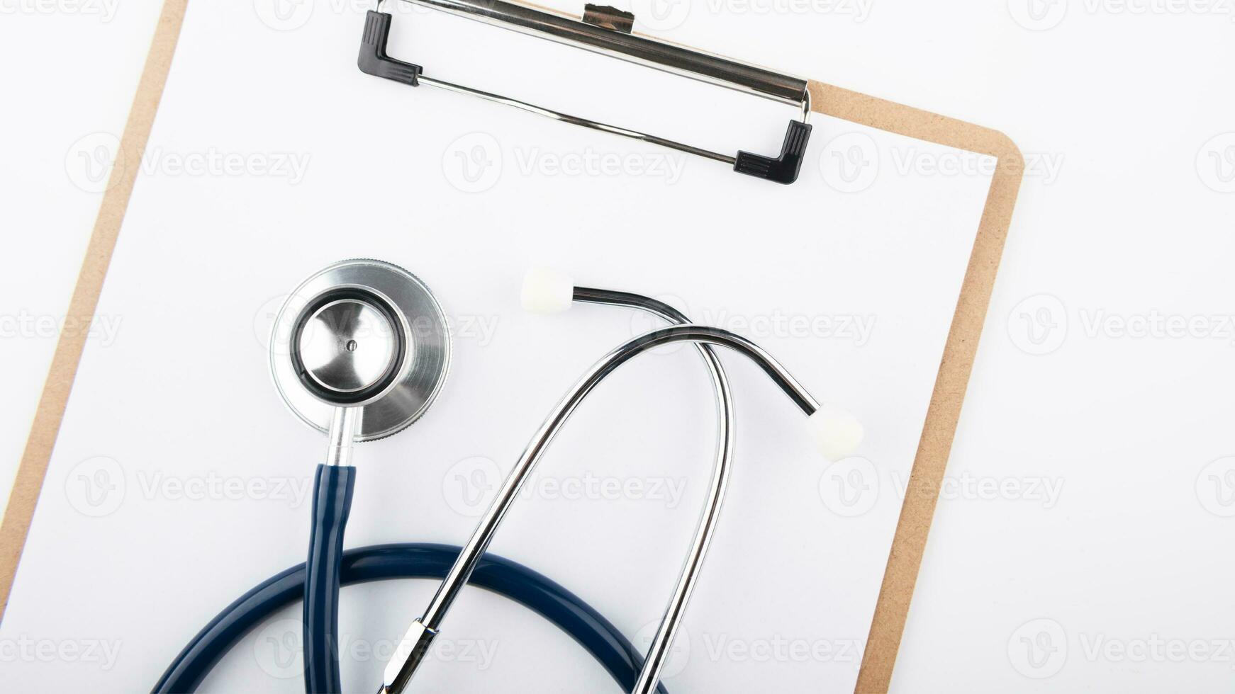 geïsoleerd stethoscoop Aan wit achtergrond, medisch uitrusting concept foto