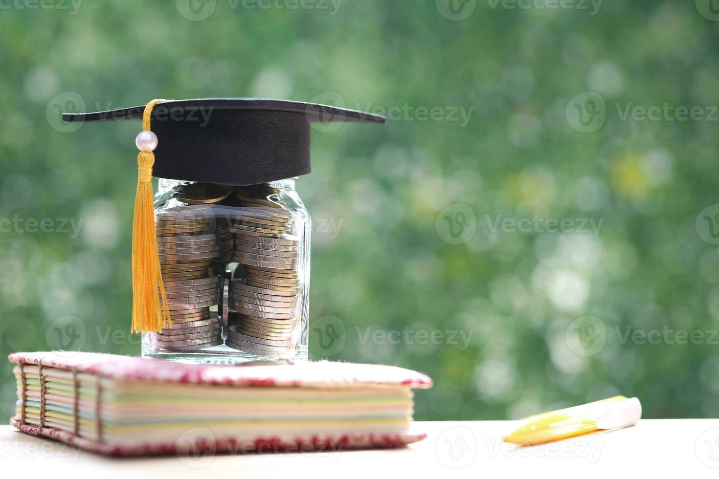 diploma uitreiking hoed Aan munten geld in de glas fles Aan natuurlijk groen achtergrond, besparing geld voor onderwijs concept foto