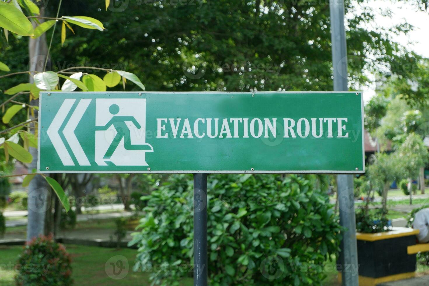 evacuatie route waarschuwing borden in de park Oppervlakte. routebeschrijving voor het bepalen van de evacuatie route wanneer een ramp treedt op in de plaats. foto