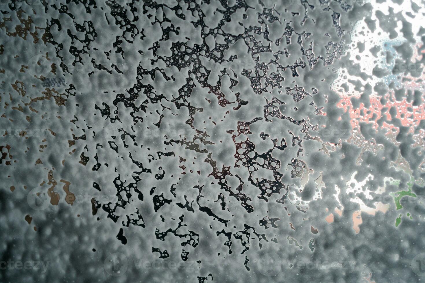 zeep zeepsop Aan de glas. visie van binnen auto, automatisch auto wassen. achtergrond beeld en textuur. foto