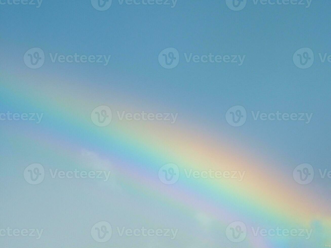 een kleurrijk regenboog na de regen gedurende een voorjaar dag in Italië in 2023 foto
