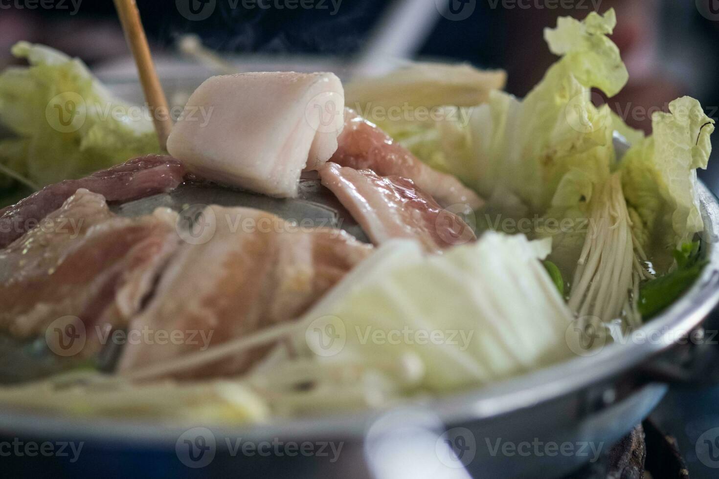 varkensvlees Aan een heet bord, u kan rooster veel dingen, een beetje stuk van rauw varkensvlees reuzel Aan de centrum van pan foto