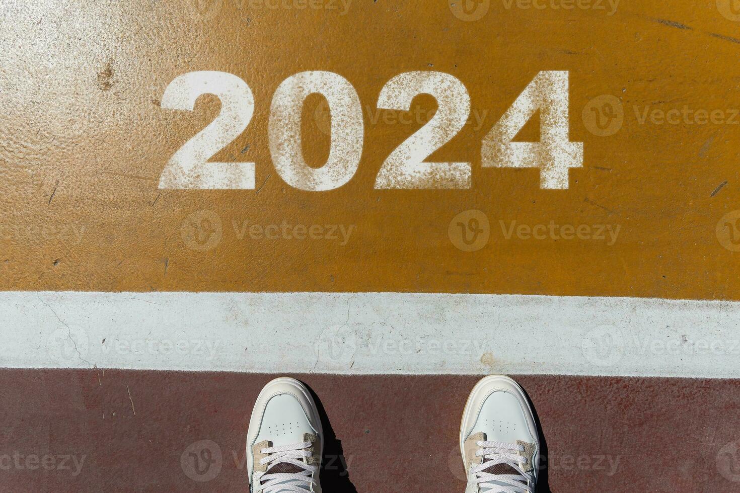 de begin van 2024 is geschreven Aan een kleurrijk weg. conceptuele foto van de komt eraan nieuw jaar 2024. nieuw jaar concept, motivatie, bedrijf Promotie, stap naar voren, in beweging naar voren, hoop