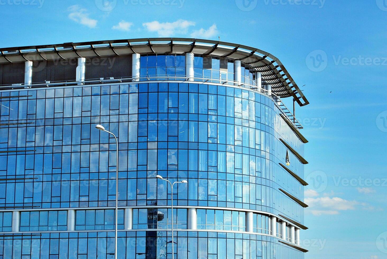 glas gebouw met transparant facade van de gebouw en blauw lucht. structureel glas muur reflecterend blauw lucht. abstract modern architectuur fragment. hedendaags bouwkundig achtergrond. foto