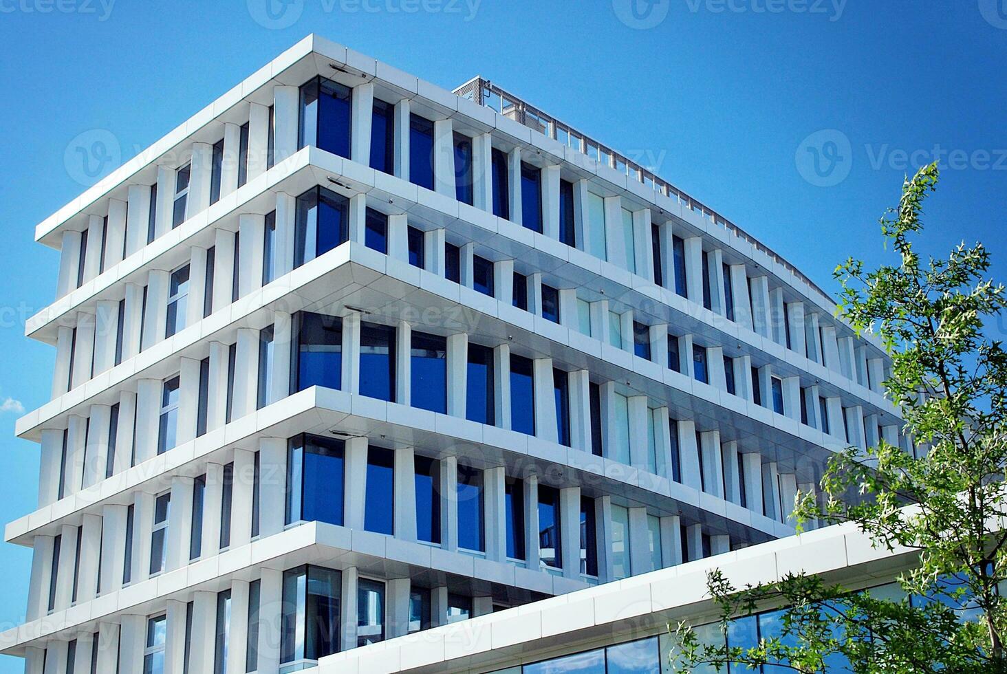 abstract detailopname van de glas bekleed facade van een modern gebouw gedekt in reflecterende bord glas. architectuur abstract achtergrond. glas muur en facade detail. foto