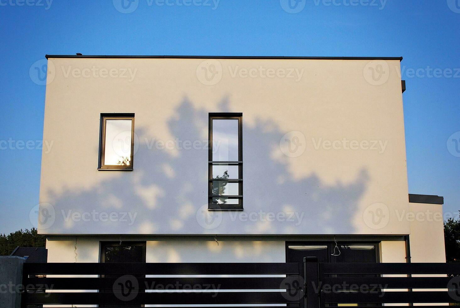 perfect gemanicuurd buitenwijk huis Aan een mooi zonnig dag foto