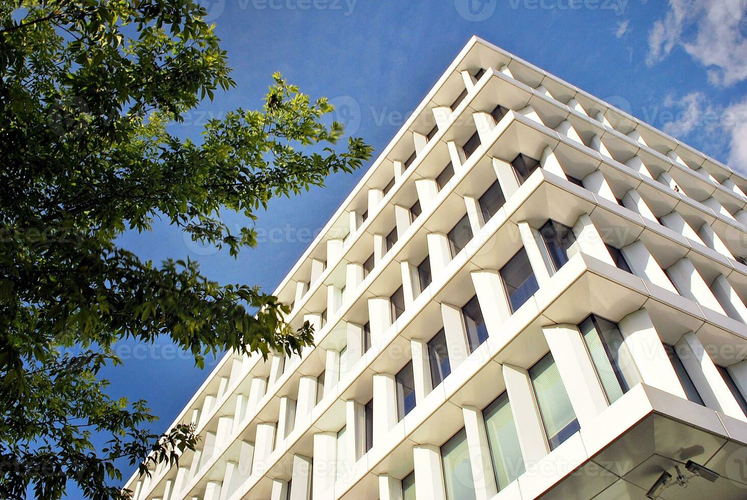 abstract detailopname van de glas bekleed facade van een modern gebouw gedekt in reflecterende bord glas. architectuur abstract achtergrond. glas muur en facade detail. foto